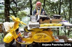 Mie Maggi termasuk salah satu panganan populer yang dijual oleh penjaja makanan ini di Dalhousie, India (9/6).
