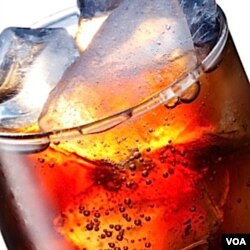 Minuman mengandung kafein bersifat diuretik yang menstimulasi produksi urin
