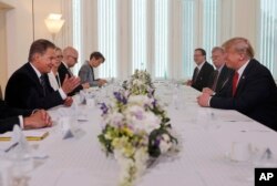 Presiden Sauli Niinisto (kiri) dan Presiden Donald Trump (kanan) dalam jamuan kerja santap pagi di Kediaman Presiden Niinisto in Helsinki, Finlandia, 16 Juli 2018.