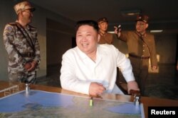 김정은 북한 국무위원장이 새로 개발한 정밀유도 탄도미사일 시험발사를 참관했다고, 관영 조선중앙통신이 30일 보도했다. 김 위원장 앞에 놓인 지도에 발사와 목표 지점, 비행 궤적 등이 적혀있다. 북한은 탄두가 목표지점을 7m 편차로 명중했다며, 성공적인 발사였다고 주장했다.