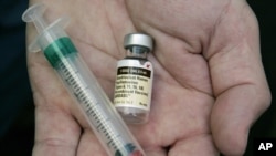 Doktor drži vakcinu protiv HPV virusa.