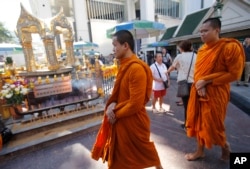 Para biksu Buddha Thailand tiba di kuil Erawan di Rajprasong, Bangkok, Thailand (19/8)