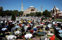Umat Islam menghadiri salat Jumat di luar Masjid Agung Hagia Sophia, Istanbul, Turki, 24 Juli 2020.
