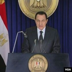 Presiden Mesir Hosni Mubarak saat berpidato mengumumkan pembubaran kabinetnya (Jumat, 28/1)
