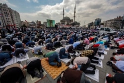 Orang-orang berdoa di luar Masjid Taksim yang baru dibangun di Taksim Square di Istanbul, Jumat, 28 Mei 2021. (Foto: AP)
