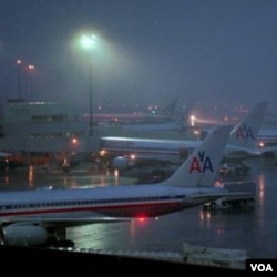 Salah satu pesawat milik maskapai penerbangan American Airlines (AA) tergelincir di bandara Wyoming, Rabu 29 Desember 2010.