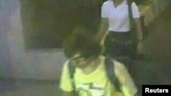 Seorang pria mengenakan kaos kuning dan membawa ransel terlihat berjalan dekat pura Erawan, di mana bom meledak dan menewaskan 22 orang, Senin, di Bangkok, seperti tertangkap oleh kamera CCTV ini.