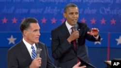 Le républicain Mitt Romney parle devant Barack Obama