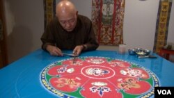 Mandala artist Losang Samten is creates the Mandala of Compassion in the gallery of the Philadelphia Folklore Project. (VOA/ J. Soh)