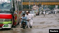 بارش کے بعد کراچی کی سڑکیں تالاب کا منظر پیش کرتی ہیں۔ (فائل فوٹو)
