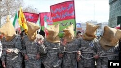 شبیه‌سازی ملوانان دستگیر شده آمریکایی در راهپیمایی 22 بهمن