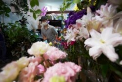 Shinichiro Hirano di tokonya, Sun Flower Shop di Tokyo, Jepang, 22 Juni 2020. Shinichiro tadinya berharap bisa menuai keuntungan dari Olimpiade 2020, tapi ternyata acara itu ditunda karena pandemi virus corona.(Foto: AP)