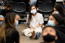 Siswa memakai masker selama di kelas di Santa Fe South High School yang mewajibkan penggunaan masker, di Oklahoma City, Oklahoma, AS, 1 September 2021. (Foto: REUTERS/Nick Oxford)