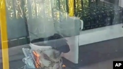 Gambar yang diambil dari video ini menunjukkan barang-barang terbakar di dalam kereta bawah tanah di London, 15 September 2017.