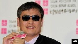 Chinese activist Chen Guangcheng listens to a reporter's question during a press conference at the Taiwan Association for China Human Rights building in Taipei, Taiwan, June 24, 2013.