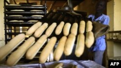 Un soudanais travaille dans une boulangerie de la capitale Khartoum le 5 janvier 2018.