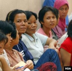 Para tenaga kerja wanita Indonesia yang melarikan diri dari majikan yang menganiaya mereka, mendapatkan perlindungan di tempat penampungan di KBRI Kuala Lumpur (foto: dok).