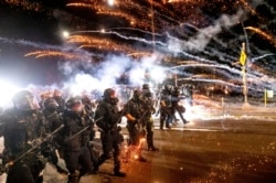 Polisi wakitumia kemikali za kusababisha mwili kuwasha na vizuizi kuwatawanya waandamanaji huko Portland, Oregon, Jumamosi Septemba 5, 2020