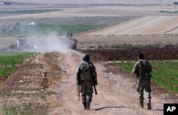 Turkish soldiers patrol near the border with Syria, ouside the village of Elbeyli, east of the town of Kilis, southeastern Turkey, July 24, 2015. Turkish warplanes struck Islamic State group targets across the border in Syria early Friday, government offi