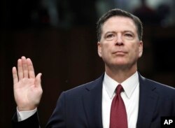Mantan Direktur FBI James Comey diambil sumpahnya sebelum dengar pendapat di hadapan Komite Intelijen Senat di Gedung Capitol, Washington, 8 Juni 2017. (Foto: dok)