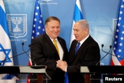 PM Israel Benjamin Netanyahu (kanan) berjabat tangan dengan Menlu AS Mike Pompeo dalam pertemuan di Kantor Kementerian Pertahanan Israel di Tel Aviv, 29 April 2018