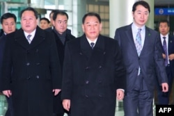 김영철 북한 노동당 중앙위원회 부위원장을 단장으로 한 북한 고위급 대표단이 한국 방문을 마치고 북한으로 돌아가기 위해 27일 파주 남북출입사무소에 도착했다. 김 부위원장은 문재인 한국대통령과의 비공개 회담에서 미국과 대화할 용의가 있다고 밝힌 것으로 전해졌다.