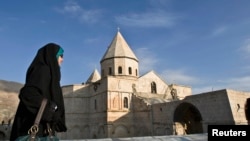 Seorang perempuan mengunjungi Gereja St. Thaddeus dekat Chaldoran di Iran, yang merupakan salah satu warisan dunia UNESCO di negara itu. (Reuters/Raheb Homavandi)