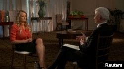 Stormy Daniels, de son vrai nom Stephanie Clifford, est interviewée par Anderson Cooper du programme "60 Minutes" de CBS News début mars 2018, dans une capture d'écran fournie le 25 mars 2018.