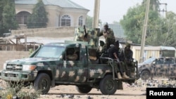 L'armée nigériane sécurise une zone où un homme a été tué par des militants présumés lors d'une attaque dans la région de Polo à Maiduguri, au Nigeria, le 16 février 2019.
