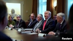 Rais Donald Trump akiwa katika mkutano na baraza lake la mawaziri ikulu ya White House, Washington, Januari 10, 2018. 
