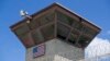 Foto Achiv: Yon drapo Ameriken vole sou tou kontwol Kan VI, yon sant detansyon ki sitye nan baz fos naval Etazuni genyen nan Guantanamo, Cuba. 
