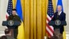 Presiden AS Joe Biden dan Presiden Ukraina Volodymyr Zelenskyy tampil dalam konferensi pers bersama di Gedung Putih, Washington, pada 21 Desember 2022. (Foto: AP/Andrew Harnik)
