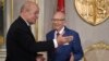 Le président tunisien Beji Caid Essebsi salue le ministre français des Affaires étrangères, Jean-Yves Le Drian, le 22 juillet 2018.