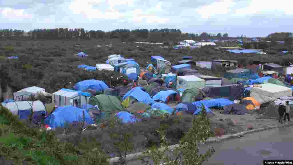 Des migrants à la jungle de Calais, France (Nicolas Pinault/VOA)
