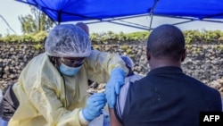 Muuguzi akimpa mtu chanjo dhidi ya Ebola nje ya kituo cha afya cha Afia Himbi Julai 15, 2019, Goma. 