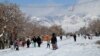 Jalanan di Quetta, ibu kota provinsi Baluchistan, Pakistan barat daya, berselimut saljut tebal, Senin, 13 Januari 2020.