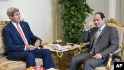 Menlu AS John Kerry (kiri) bertemu Presiden Mesir Abdel Fattah el-Sissi di Kairo, Sabtu (13/9). 
