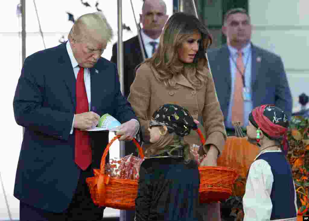 Le président américain Donald Trump et la première dame Melania Trump distribuent des friandises aux enfants à l'occasion de la fête d'Halloween, aux États-Unis, le 30 octobre 2017.