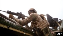 Un soldat français de l'opération de Barkhane dans le nord du Burkina Faso le 9 novembre 2019.