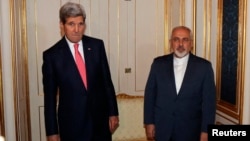 Menlu AS John Kerry (kiri) dan Menlu Iran Javad Zarif saat bertemu di Wina, Austria, 23 November lalu (foto: dok).