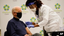 Presiden terpilih Joe Biden menerima dosis pertama vaksin virus korona di Rumah Sakit ChristianaCare Christiana di Newark, Delaware, Senin, 21 Desember 2020. (Foto: AP/Carolyn Kaster)
