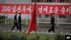 지난해 6월 북한 원산에 '200일 전투' 속도전 관련 구호가 걸려있다. (자료사진)