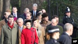 Les membres de la famille royale, y compris le prince William Le duc de Cambridge, Kate Middleton Catherine La duchesse de Cambridge, le prince Harry, le prince Charles de Galles, le duc d'Édimbourg et la princesse Anne assistent au service religieux de Noël dans le domaine royal de Sandringham. (Norfolk, Angleterre, Royaume-Uni), 25 décembre 2014.