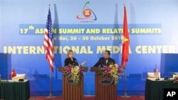 U.S. Secretary of State Hillary Rodham Clinton gestures during a news conference with Vietnamese Foreign Minister Pham Gia Khiem at the ASEAN summit in Hanoi, 30 Oct 2010