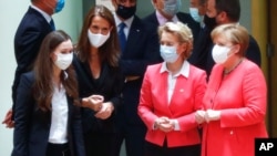 PM Finlandia Sanna Marin, PM Belgia Sophie Wilmes, Presiden Komisi Eropa Ursula von der Leyen dan Kanselir Jerman Angela Merkel menjelang dimulainya pertemuan meja bundar KTT Uni Eropa di Brussels, 17 Juli 2020.