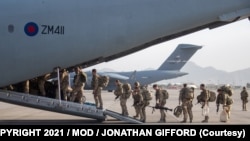 Personel militer Inggris menaiki pesawat A400M Angkatan Udara Kerajaan (RAF) sebelum berangkat dari Bandara Kabul pada 28 Agustus 2021. (Foto: via AFP/Crown Copyright 2001/MOD/Jonathan Gifford)urtesy)