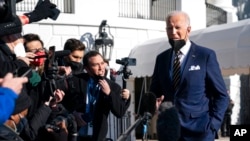 Presiden Joe Biden berbicara kepada wartawan sebelum menaiki Marine One di South Lawn Gedung Putih, 11 Januari 2022, di Washington. (Foto: AP)