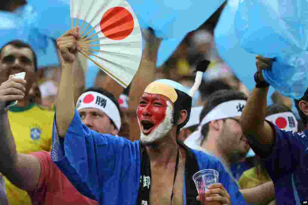 Fans of Japan's Olympic football team cheer for their team during a group B match of the men's Olympic football tournament between Japan and Nigeria at the Amazonia Arena, in Manaus, Brazil, August 4, 2016.