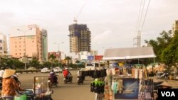 Vietnamese merchants in Ho Chi Minh City are waiting for business, and for the economy, to pick up, Jul. 18, 2013. (VOA - L. Hoang)