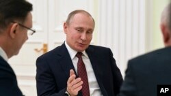 Presiden Rusia Vladimir Putin berbicara dalam pertemuan dengan kandidat oposisi saat berlangsungnya pemilihan presiden di Moskow, Rusia, Senin 19 Maret 2018.